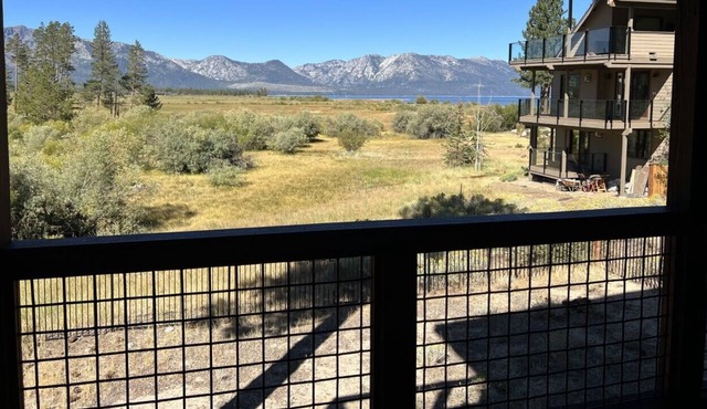 Rooftop deck W/Scenic Views of Lake Tahoe. Hot tub, Games etc in South Lake Tahoe