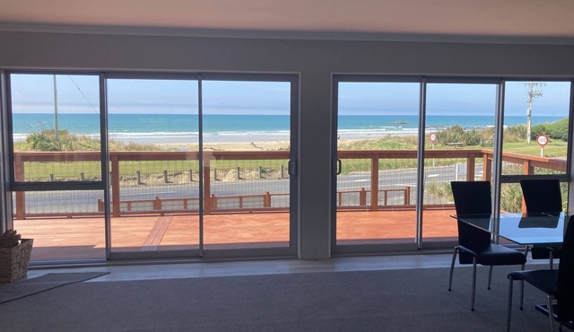 Seaside Holiday House, 30m from the beach. in Kaka point