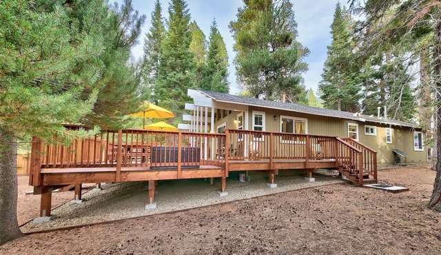 Snowy Owl Cabin Easy access, 3 bedrooms, hot tub in South Lake Tahoe