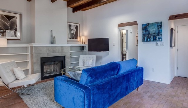 Southwest Modern 2+2 Home, Private Courtyard & Fenced Backyard Centrally Located in Santa Fe