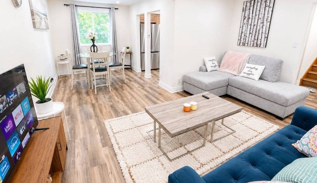 Spacious 3BR Home in Waterloo,Free Parking,Private Backyard,Family&Pets Friendly in Waterloo
