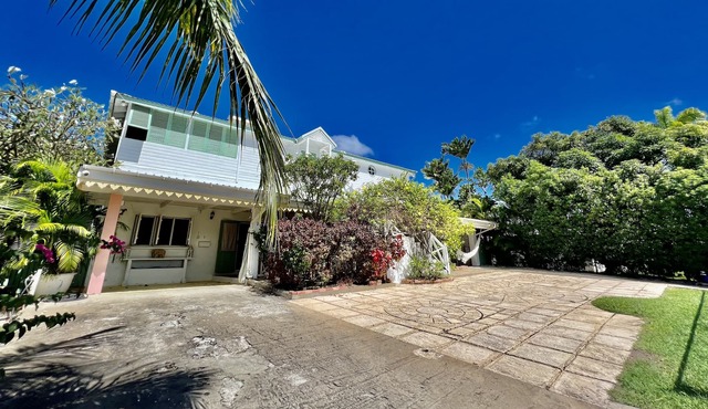 Spacious and pretty self contained one bedroom flat.