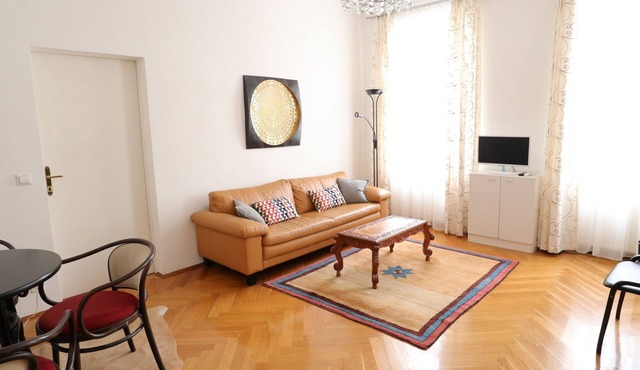 Spacious Art Nouveau apartment with subway nearby in Schönbrunn area in Wien
