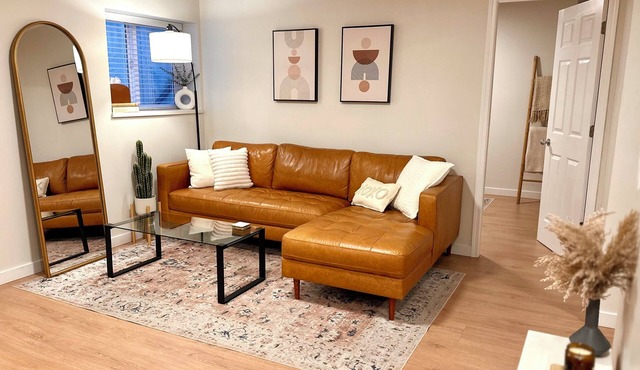 Spacious & bright 2 bedroom suite with full kitchen and in-suite laundry! in Langley Township