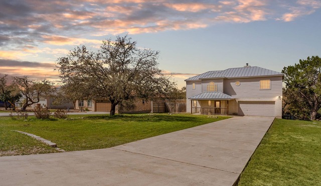 Spacious Ranch Lake Retreat: Hot Tub, Tesla Charger in Canyon Lake
