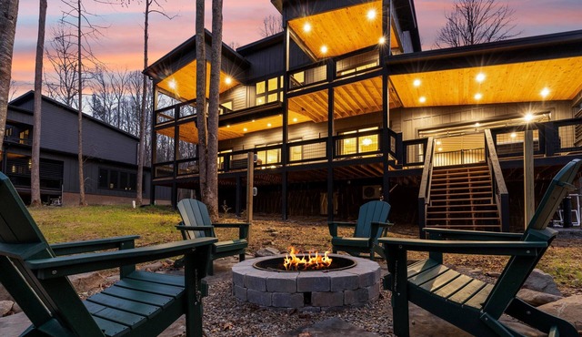 Splash Mountain Lodge, Huge Cabin, Indoor Pool, Games, Hot Tub, Theater Room! in Gatlinburg