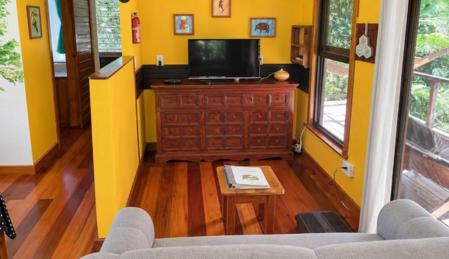 Split-Level Tropical Cottage with AC Near San Ignacio perfect base for exploring in San Ignacio