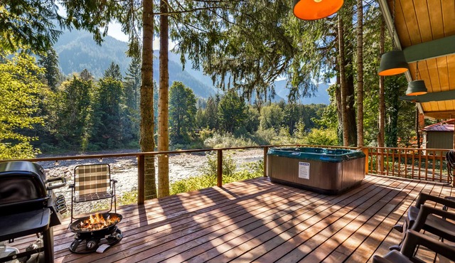 Stargazer Studio - riverfront pet-friendly cabin in Gold Bar