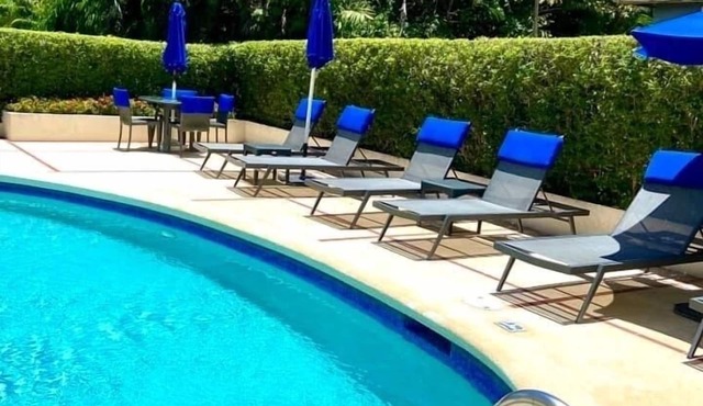 Stunning apartment, 4 mins walk to the beach, wifi, pool, English TV