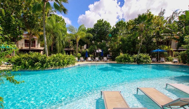 Stunning Private Tropical Retreat with Resort Pool - Claridges 1
