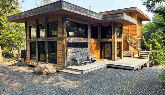 Stunning, Rustic Cottage on Lake of the Woods! in Kenora