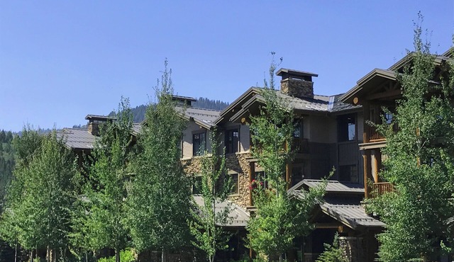 Teton Springs Resort Condo with large outdoor dining and Underground Parking in Victor