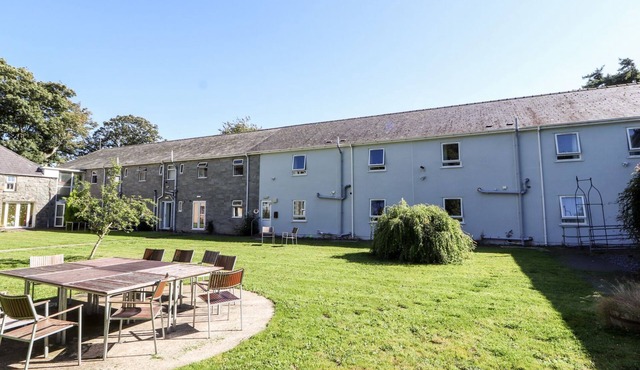 THE BEVAN, pet friendly, with hot tub in Bontnewydd, Gwynedd in Caernarfon