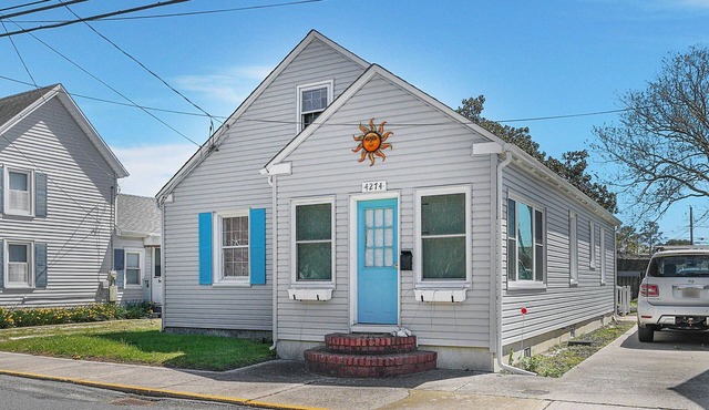 Timeout | Renovated 2BR Cottage, Screened Porch, Kayak + Bikes, Pet Friendly Near Downtown in Chincoteague Island
