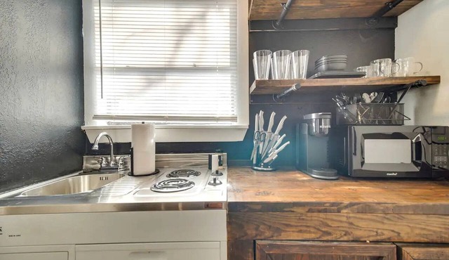 Tranquil Ozarks Studio Retreat with Woodland Views, Near Fishing, Hiking & Gentry, AR in Gentry