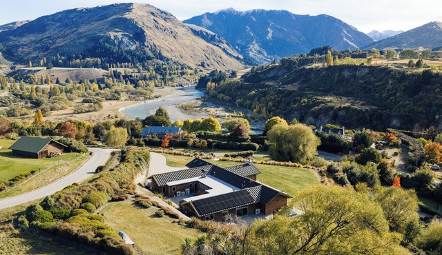 Tucker Beach Private, Exclusive Retreat for 1-4 people | Iconic Views | Spa pool in Queenstown