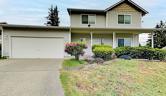 Twin Creeks | Central AC, Office, 2-Car Garage | Grill, Fenced Yard & Lawn in Everett