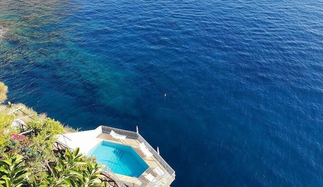 Villa Lilium: A bright villa built sheer above the sea and with direct access to the sea, with Free WI-FI. in Conca dei Marini