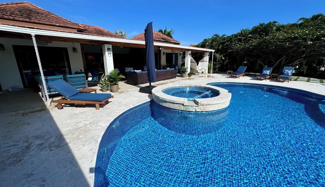 Villa Solara 6 -Luxury 6 Bedroom Villa w Pool, Jacuzzi - Golf & Lake View in Playa Farallon