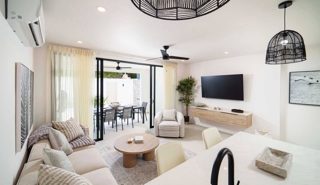 Walk to Beach, New Elegant 3BR with Pool !