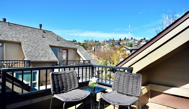 Walk to Space Needle & Climate Pledge 3bd, 3.5bath, 2 patios, 2 EV Parking, AC in Seattle