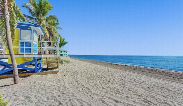Waves on Desoto 1 bedroom rental unit with pool in Hollywood