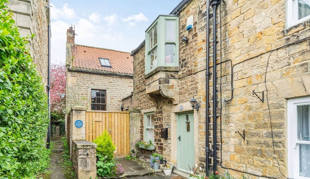 WAYSIDE COTTAGE, pet friendly, country holiday cottage in Staindrop in Darlington