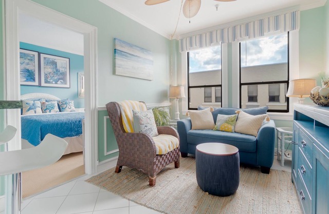 🏝Palm Beach Island King Suite, Walk to Beach and Restaurants, 24/7 Desk🏖 in Palm Beach
