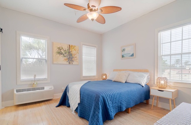 The Sunset 34 |1 Block to the Ocean | Island 1bd +parking in Palm Beach