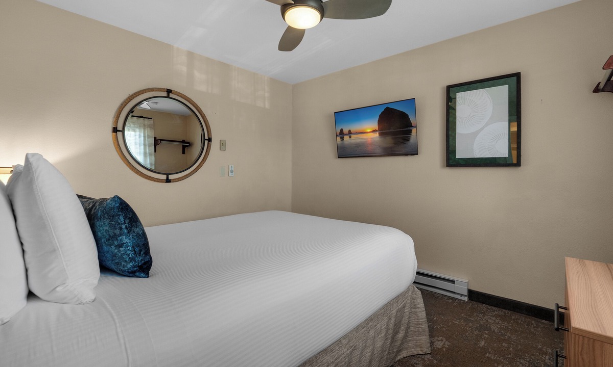 Downtown Cannon Beach Hotel | Schooner's Cove Inn