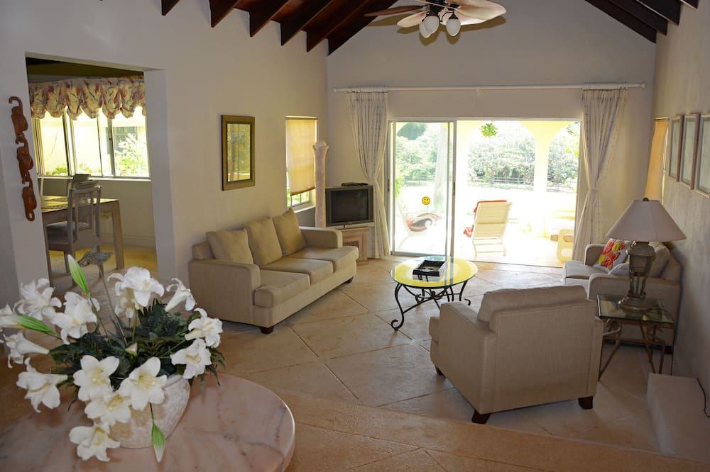 Merlin Bay Villa | WESTERLEE 3 bedroom 2 bathroom with POOL