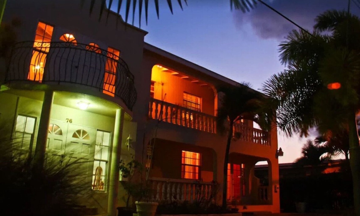 Atlantic Shores Apartment | Relaxing, Amazing beach, pool, Cheap cars, quiet area, surfers paradise 2