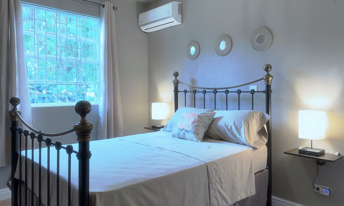 Black Rock Apartment | Large 3 Bed + FREE amenities + Close to everything