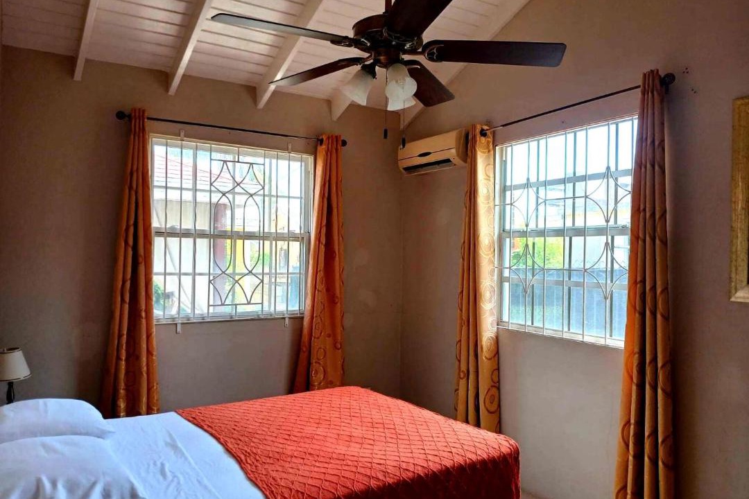Ruby House | Beachy Cottage I Kitchen I Wi-Fi I Shaded Cabana I Parking