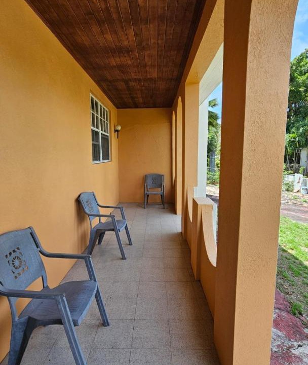 Lascelles House | Wonderful 3 Bedroom Home Close To Everything