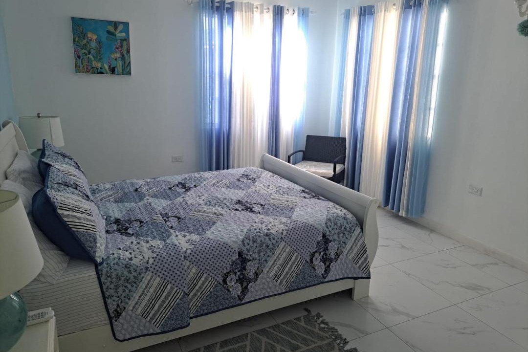 Mount Standfast House | Charming St James Cottage - Walk to Beach