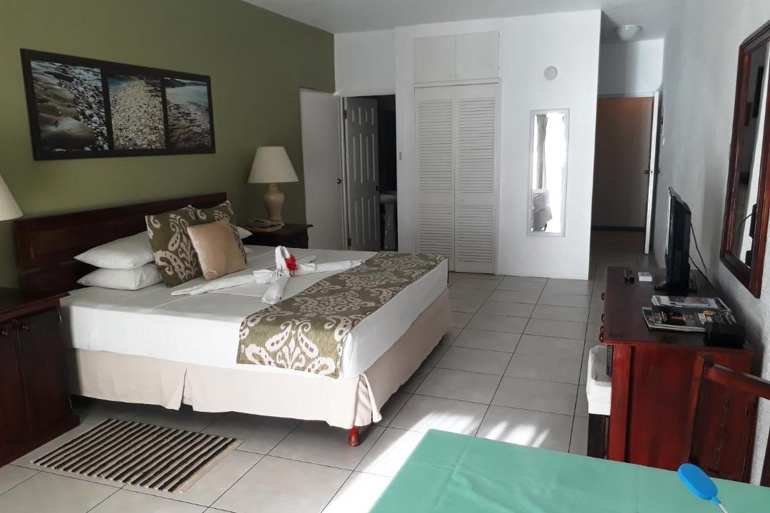 Sunset Crest Apartment | Tropical Sunset Beach Apartment Hotel