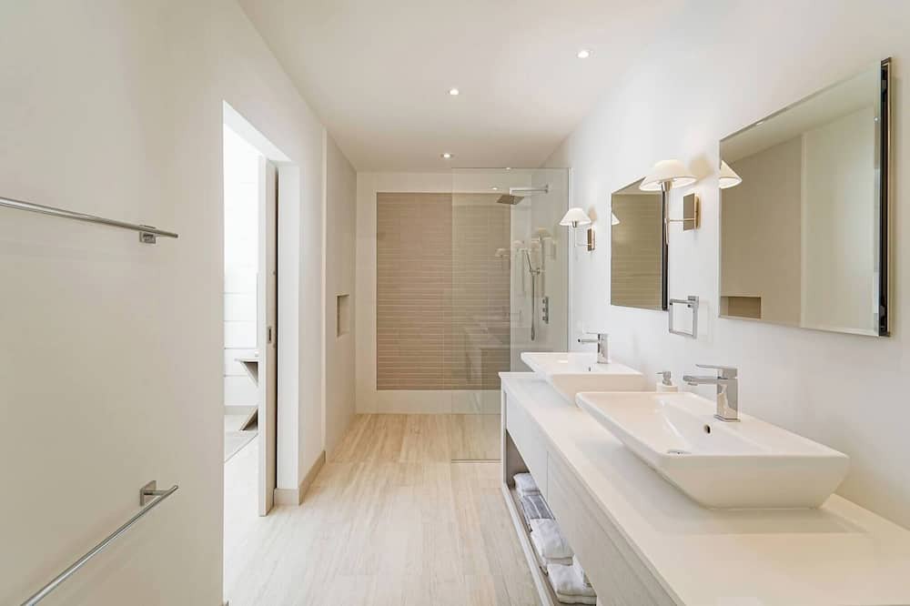 Photo of Bathroom in Porters