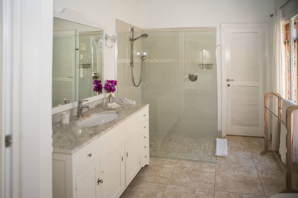 Photo of Bathroom in Porters