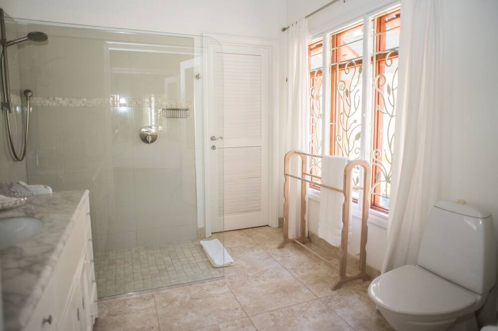 Photo of Bathroom in Porters