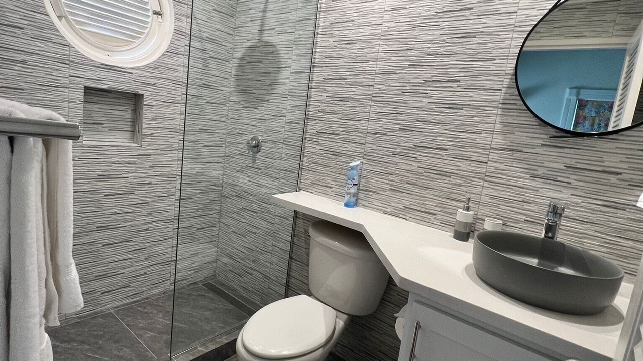 Photo of Bathroom in Porters