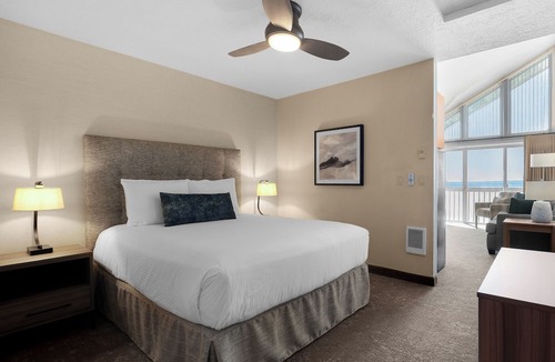 Downtown Cannon Beach Hotel | Schooner's Cove Inn