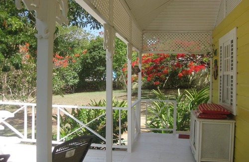 Merlin Bay Cottage | Gingerbread Cottage 2 bed with pool, seaviews, Nr Holetown St. James