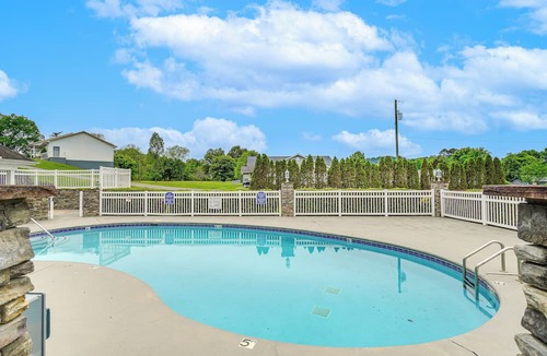 Pigeon Forge Cottage | Home 2 Mi to Island in Pigeon Forge!
