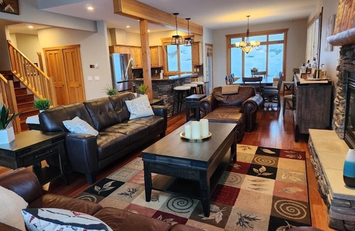 Forest Ridge Estates Ski Chalet | Spectacular 4 Bedroom, 4 Bathroom House-Greywolf Drive-Hot Tub and Sauna!