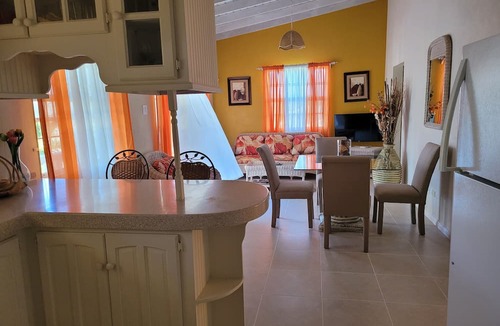 Atlantic Shores Apartment | Relaxing, Amazing beach, pool, Cheap cars, quiet area, surfers paradise 2