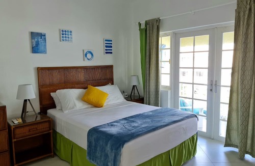 Marine Gardens Condo | Tropical Condo Overlooking Pool & Garden