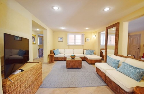 Hastings House | 3 Min Walk to Beach - Blessed Manor by Bluescape