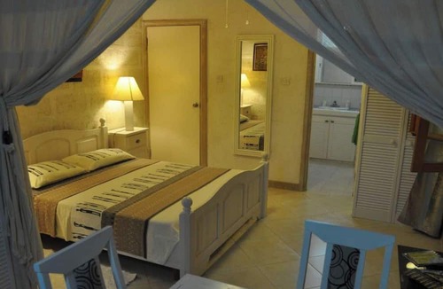 Silver Sands Apartment | White Coconut Studio at Blue Ocean Cottage in Silver Sands
