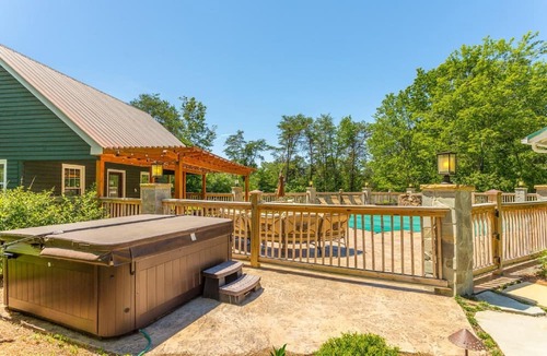 Lookout Mountain House | 15 bdrm ~48ppl~ 2 houses XL HotTub, Pool, pond, Volleyball4238021965.